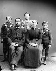 Familiebilde. Mor og far med tre barn. Ei datter, to sønner.