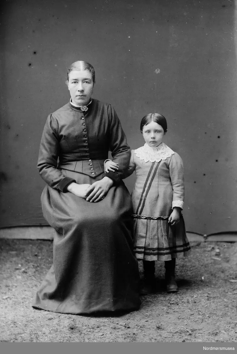 Familiefoto av en kvinne sammen med det som trolig er hennes datter. Trolig fra Sunndal kommune. Fra Sunndal museumslags fotosamlinger.