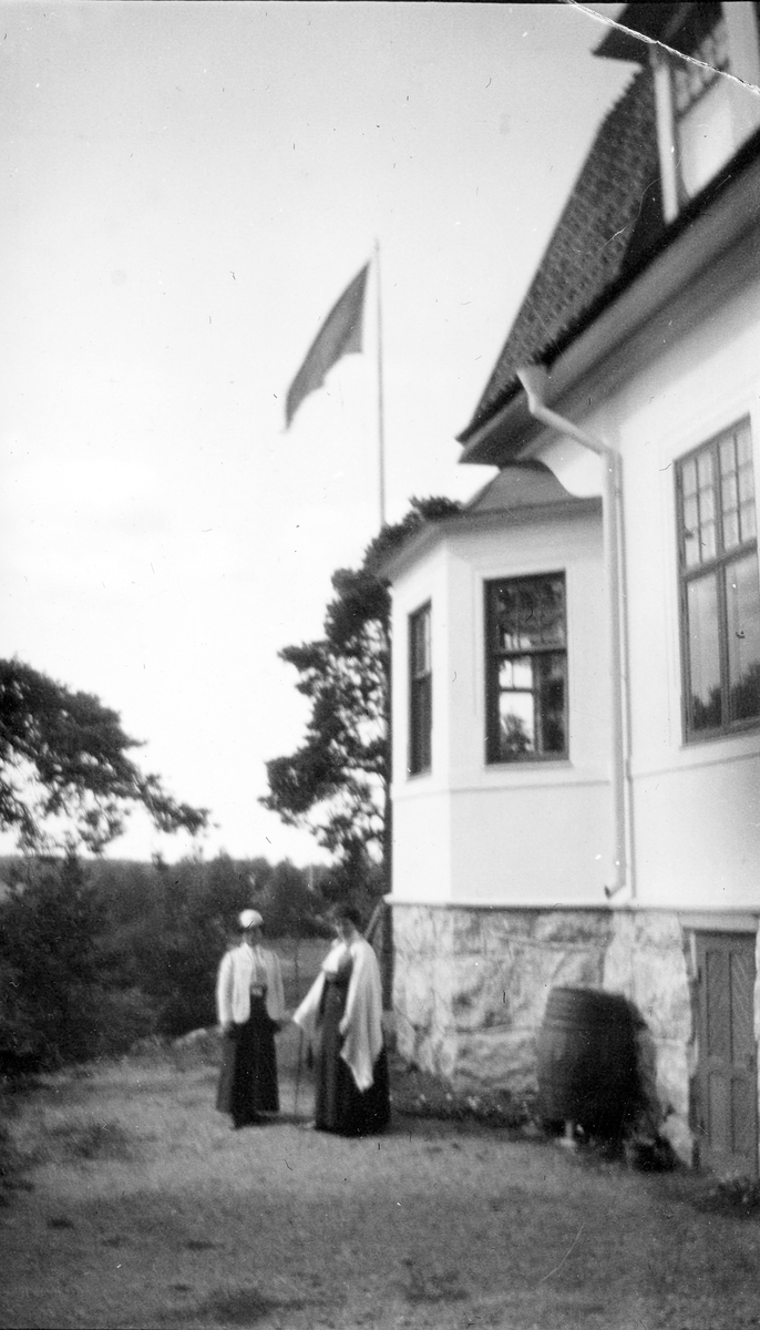 Två kvinnor vid Villa Solberga i Österskär, Österåker.
