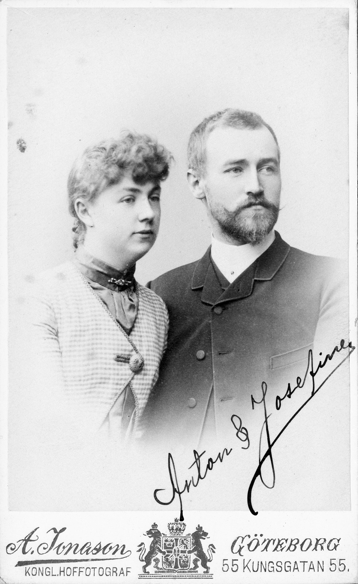 Porträtt av Anton och Josefina Bauer.