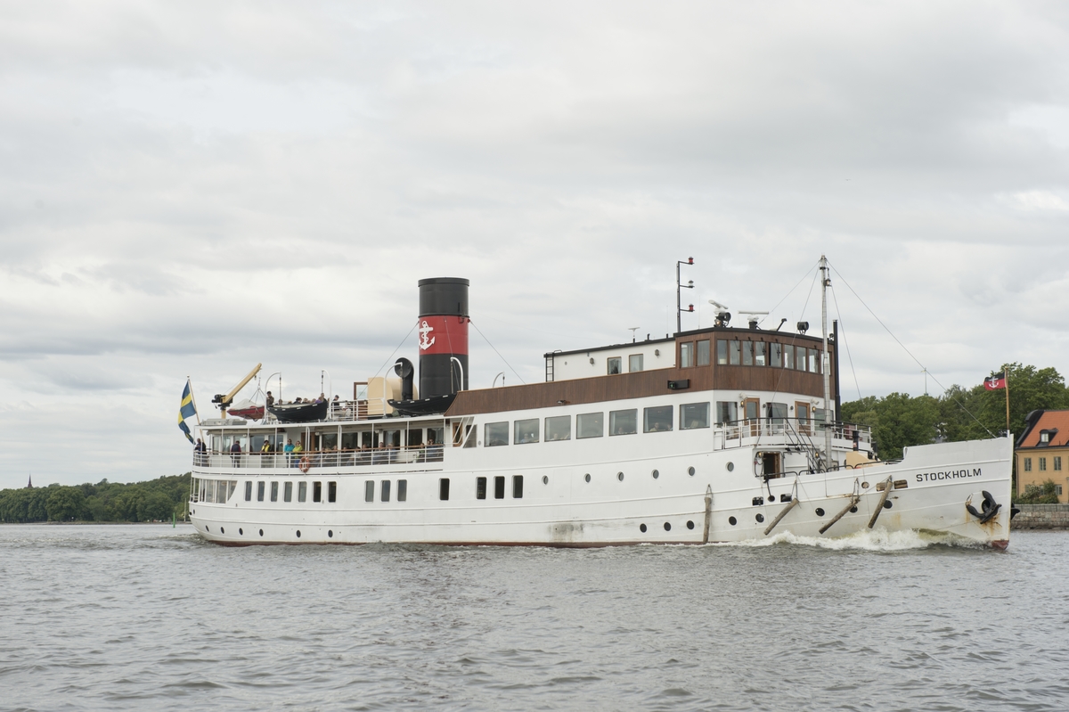 IF-båt nr 1 seglas från Segelsällskapet Gäddviken i Svindersviken till Galärvarvet.