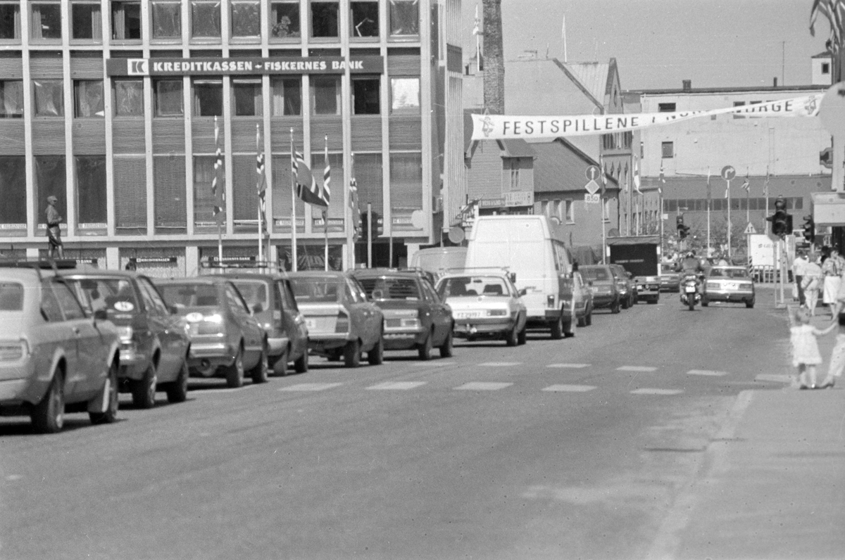 Biler i Storgata. Over gata henger banneret til Festspillene.