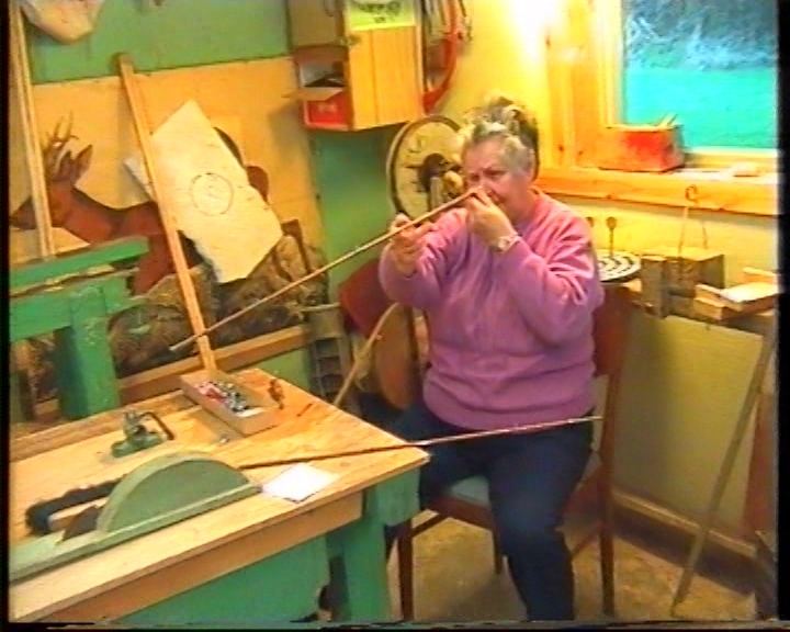 Garmann Holen lagar fiskestong. 
13.03.2000: Handtak, holkar
15.03.2000: Laging av bøylar. Surring, lukking.
Lengde: 00.00-35.07.