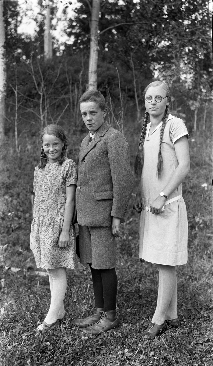 Søsknene Ingrid, Hans jr., og Agnes Lund (regnet fra venstre) på gården Brunsberg, Østre Toten, ca. 1930-1935.