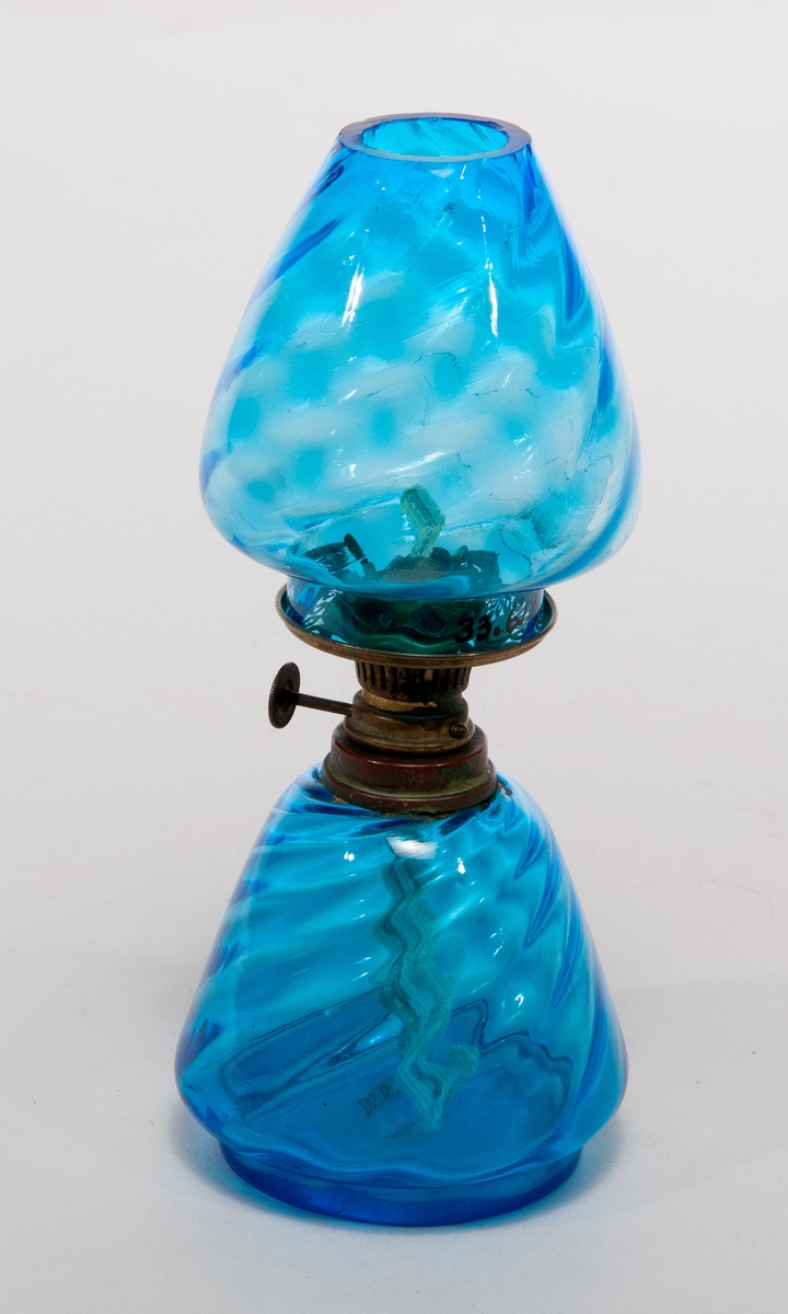 Fotogenbehållare och lampkupa av blått Murano-glas. Kupan dock något skadad. 1 st. brännare finns i reserv.