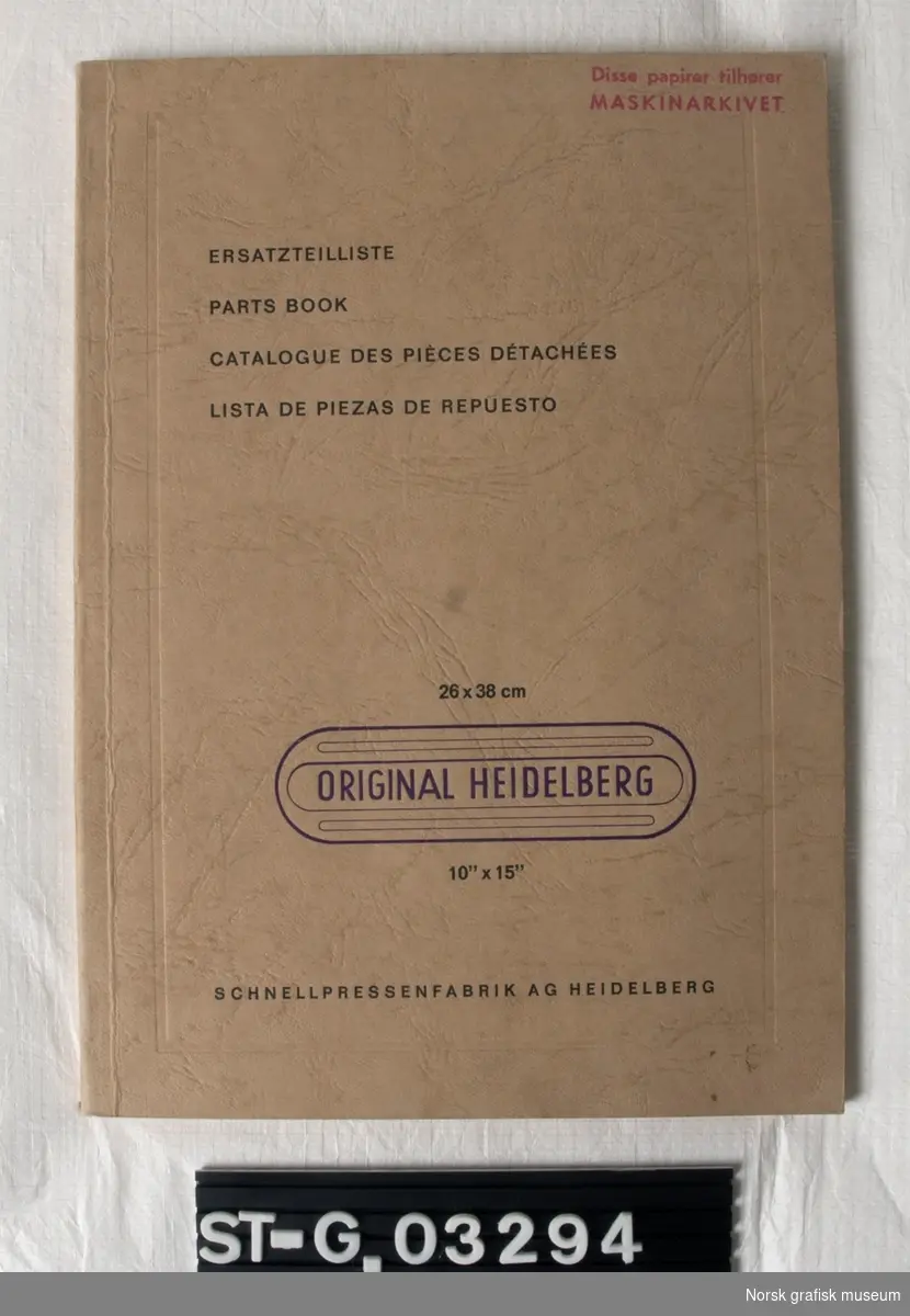 Katalog over reservedeler for en Original Heidelberg, 26 x 38 cm , 10" x 15". 
På tysk engelsk, fransk og spansk.