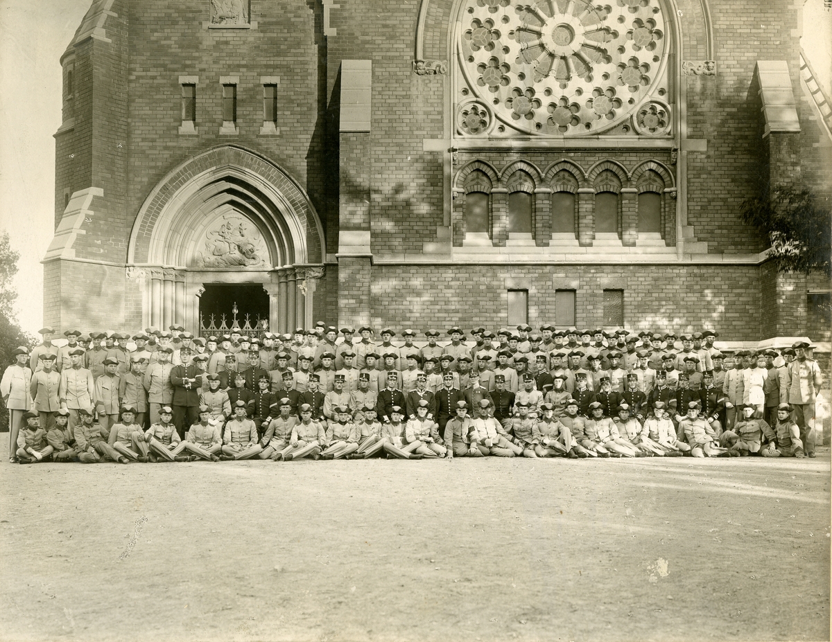 Studentkompaniet vid Svea livgarde I 1, stående och sittande framför Engelbrektskyrkan i Stockholm 1915.