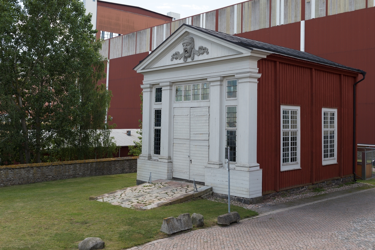 Fotodokumentation av Marinbasens byggnader. Bildhuggareverkstaden. Byggd 1782. Här arbetade amiralitetsbildhuggaren Johan Törnström med linjeskeppens galjonsbilder och sniderier.  Flyttad till sin nuvarande plats, söder om Kansligatan.
