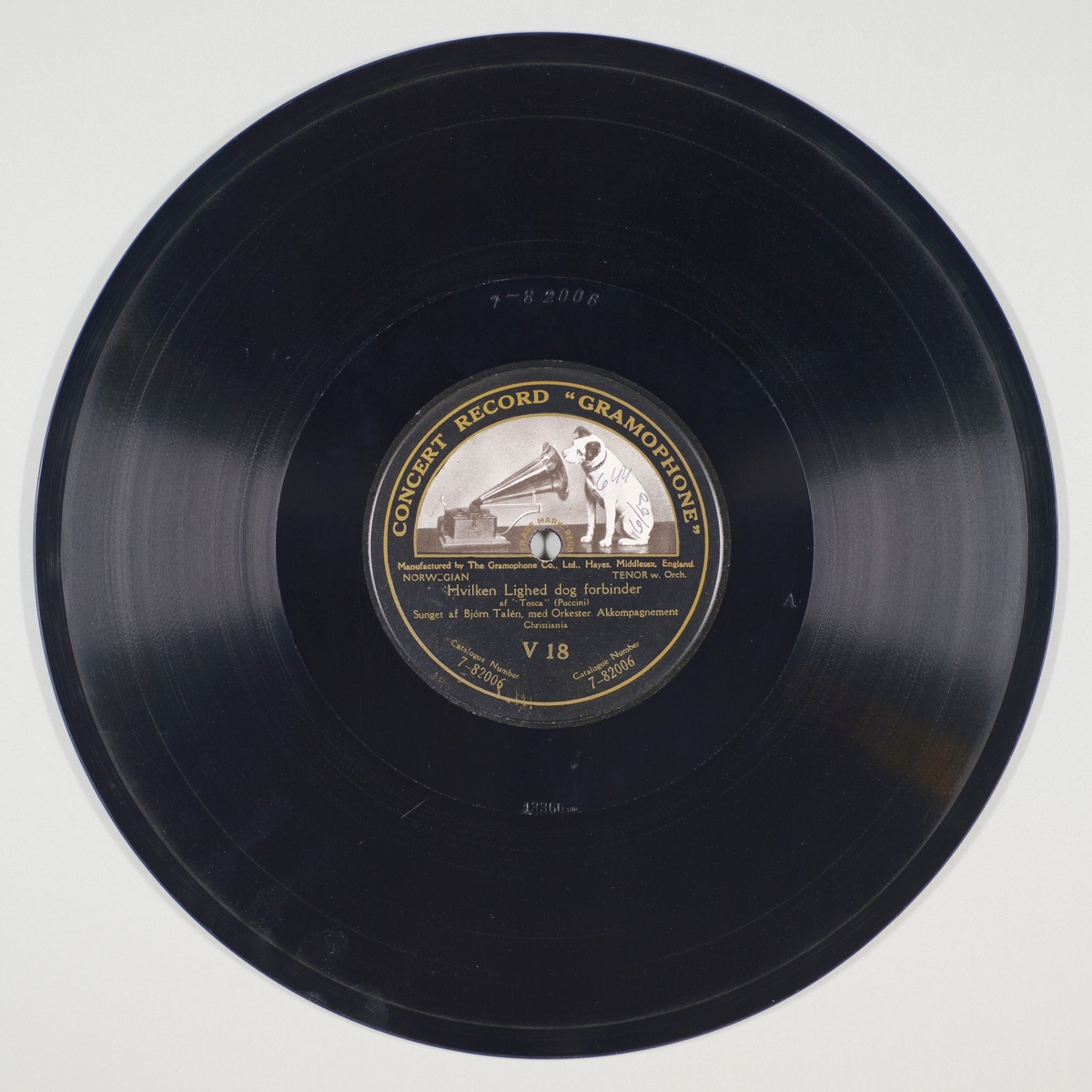 FTT.54255.01:
Svart grammofonplate laget av bakelitt og skjellak. Etiketten er svart med skrift i gull, for tekst se "Påført tekst/merker". På etiketten er det en hund som sitter og lytter til en grammofon. Trykket er i svart, grått og hvitt. På A-siden er det en sekundær påskrift. 

FTT.54255.02:
Plateomslaget til platen er laget av lysegrønt papir som er limt. Teksten er i mørk grønt, for tekst se "Påført tekst/merker". Omslaget er likt på begge sider.