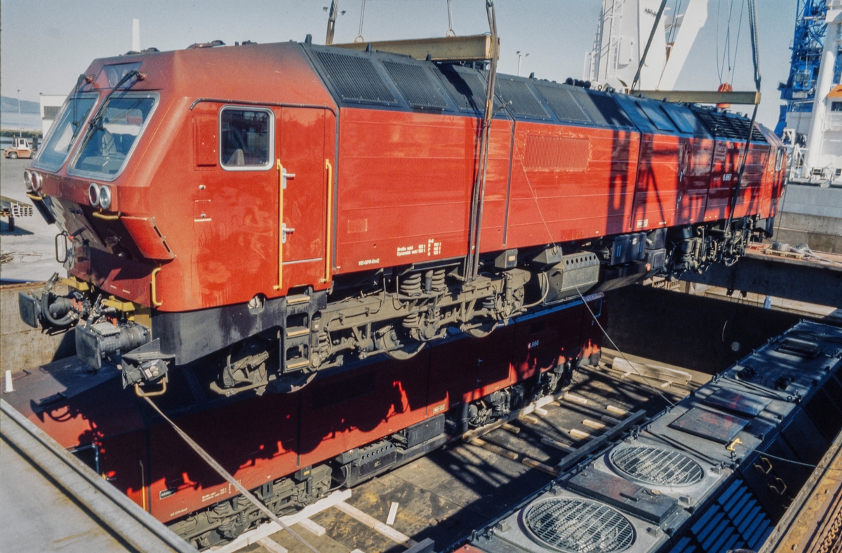 Fotoserie fra utskipningen av 11 diesellokomotiver type Di 6 i mai 1999.