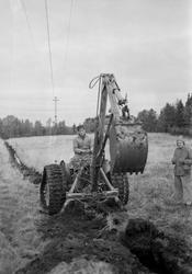 Demonstrasjon av traktor med forskjellig utstyr på Tiller