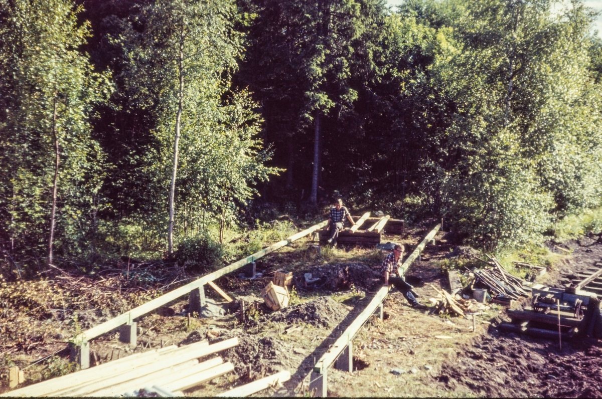 Bygging av lokomotivstall på Bingsfoss stasjon på museumsbanen Urskog-Hølandsbanen.