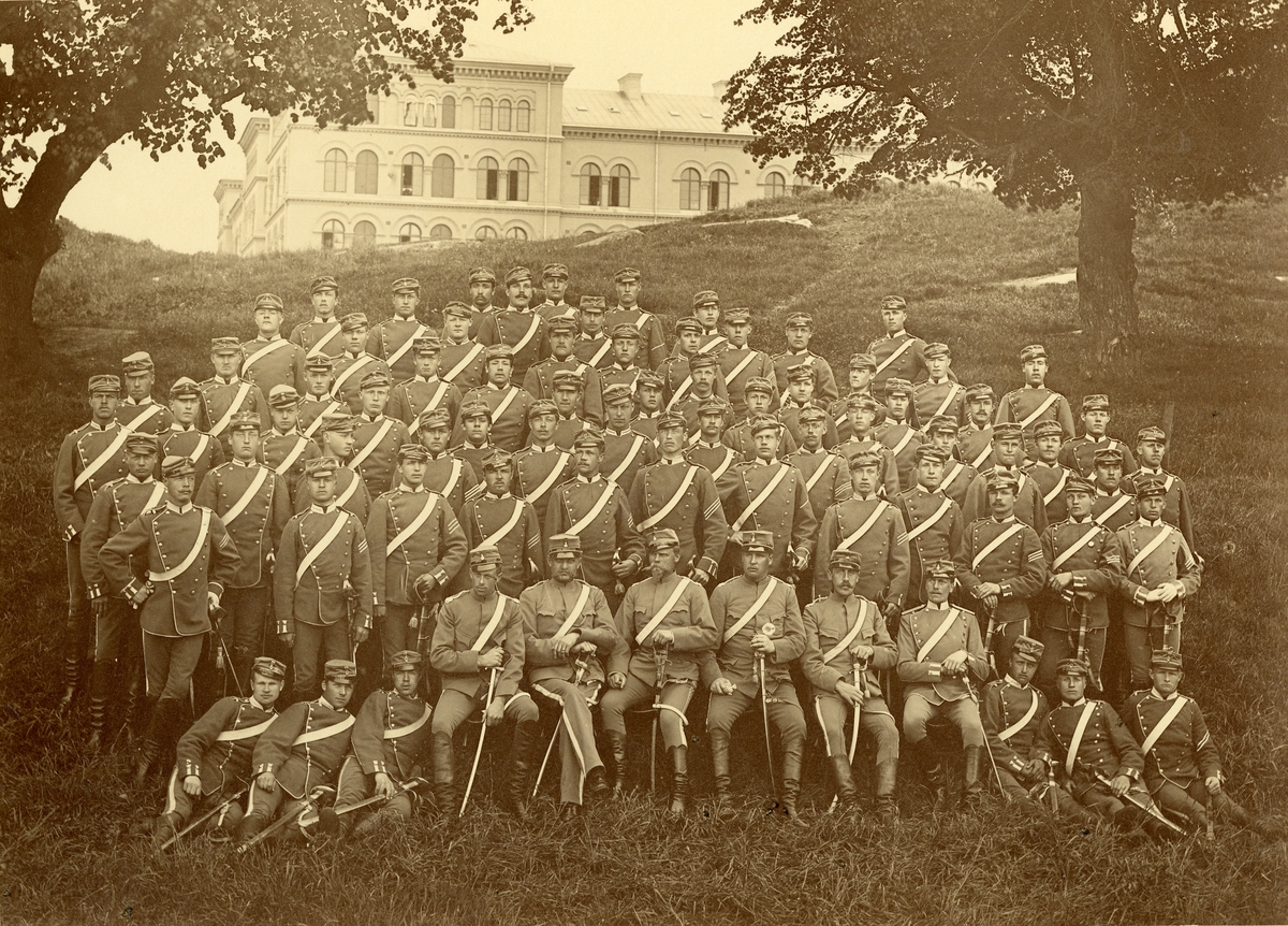 Grupporträtt av underbefäl och manskap vid 4:de skvadron av Livgardet till häst 1889.