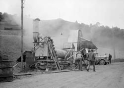 Makadamisering. Legging av asfalt v/Hesselberg`s, nord for b