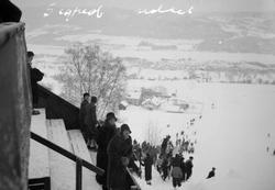 Sigrid Undseth, tilskuer i Gamle Lysgårdsbakken sammen med f