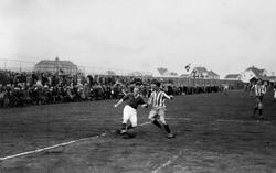 Fotballkamp på Gjøvik stadion. Aberdeen - Opplandslag 1929.