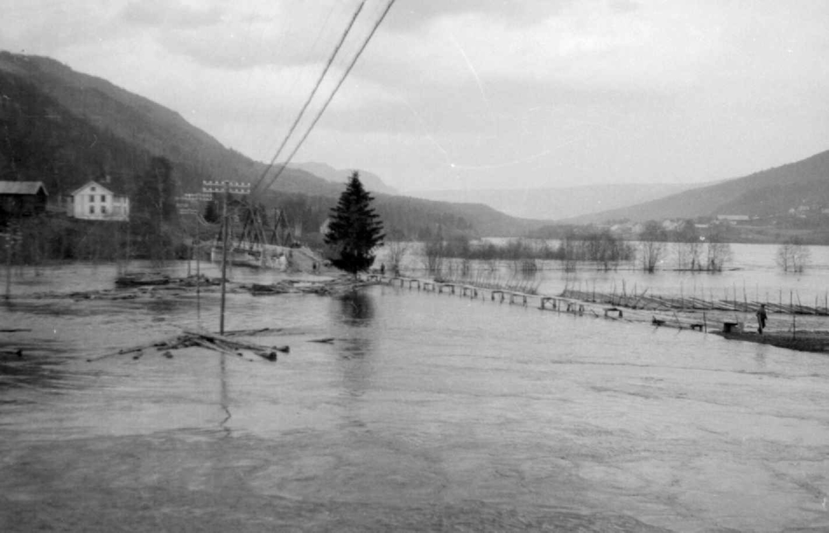 Flom i Gudbrandsdalen, 1934. Oversvømmelse over Storbrua over Gausa ved utløpet til Gudbrandsdalslågen. Fåberg i bakgrunnen.