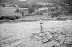 Fisker ovenfor Hunderfossen, mot nord-øst.