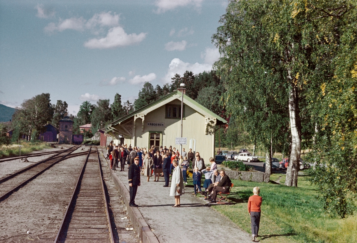 Oversiktsbilde fra Krøderen stasjon fra A/L Hølandsbanens veterantog fra Krøderen til Drammen. Toget trekkes av damplokomotiv 18c 245