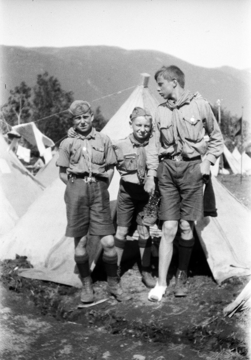 Landsleir i Åndalsnes 1928. Guttespeidere foran telt. Anders, Normann og Roar.