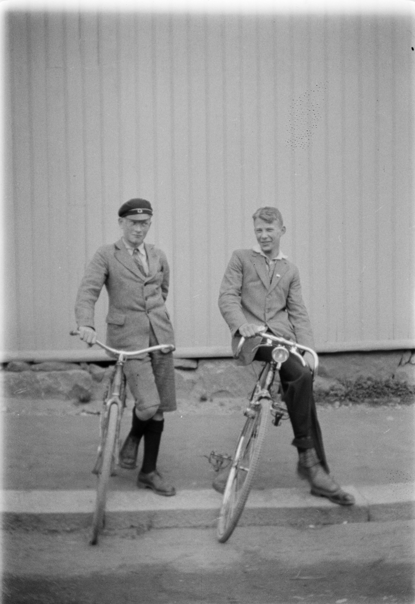 To gutter med sykler.