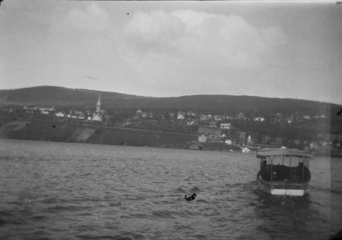 Lillehammer by sett fra Vingnes. Motorbåten M/B FRAM (1904) med ferge på slep