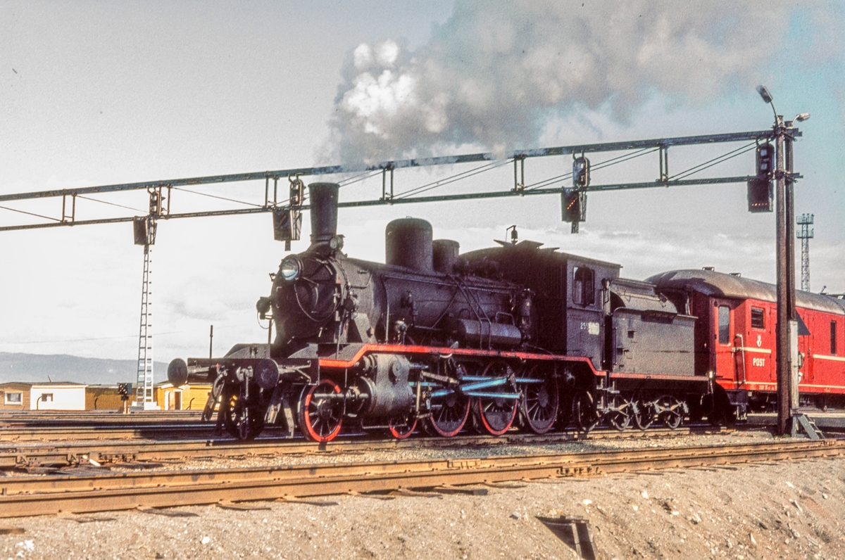 Skifting på Trondheim stasjon med damplokomotiv type 18c nr. 255.