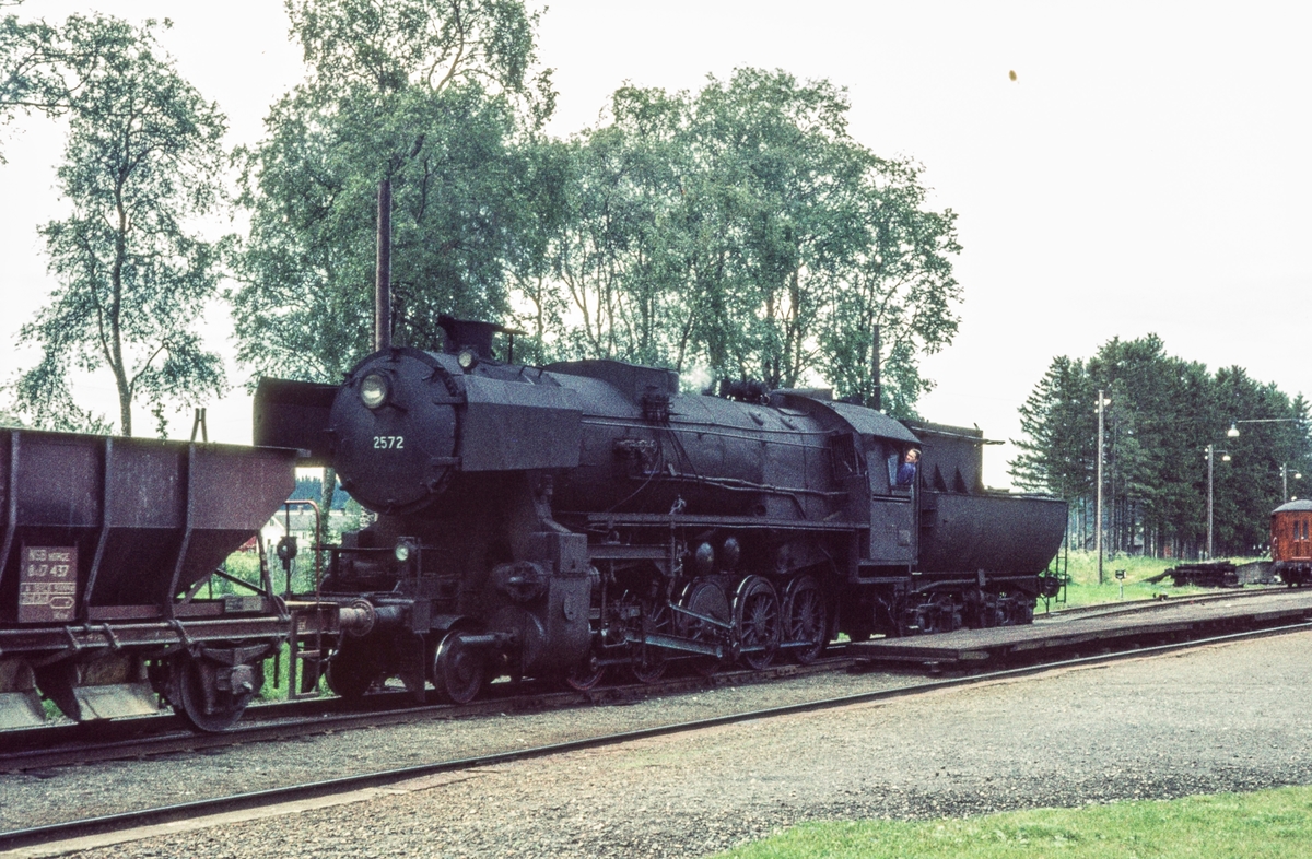 Damplokomotiv type 63a nr. 2572 med pukkvogner.