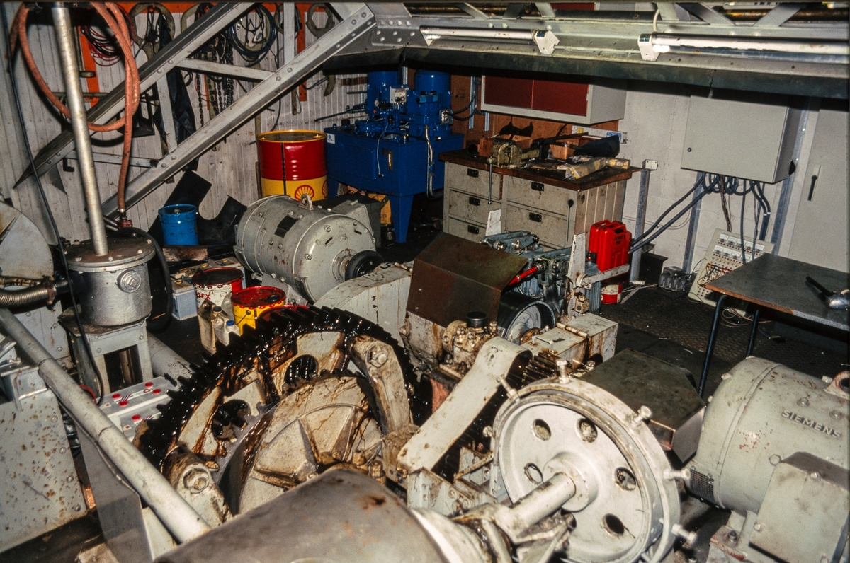 Maskinrommet på Skansen klaffebru i Trondheim. Her ser vi bl. a. de to løftemotorene (likestrømsmotorer).