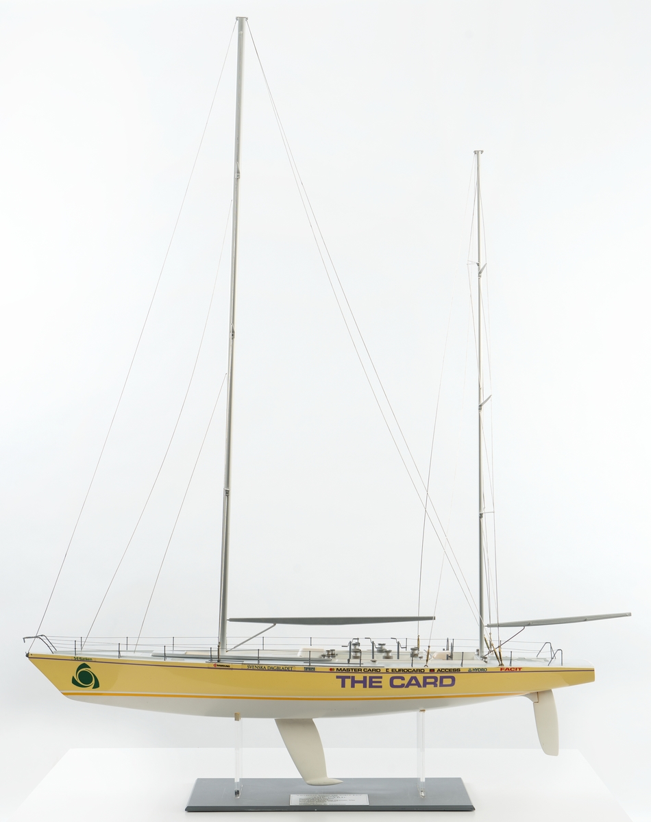 Modell av kappseglingsbåten The Card. Modellen utvecklad av Bo Armstrong, som även stått för färgsättning och grafiskt utförande på originalbåten The Card.