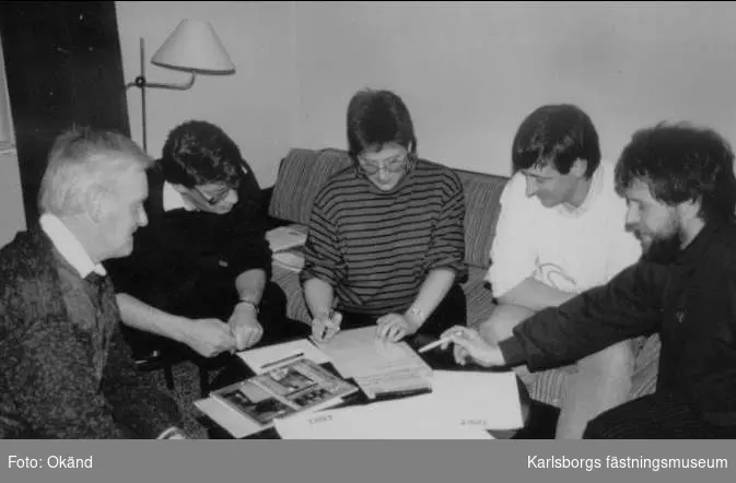 Kurs på stora hotellet i Karlsborg för arbetsledare och skyddsombud, 1989. Lennart, Bo, Helén, Leif och Lennart försöker lösa en grupparbetsuppgift.