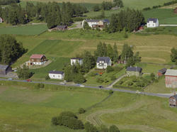 Tretten sentrum, Øyer. Diverse privathus i forgrunnen, langs