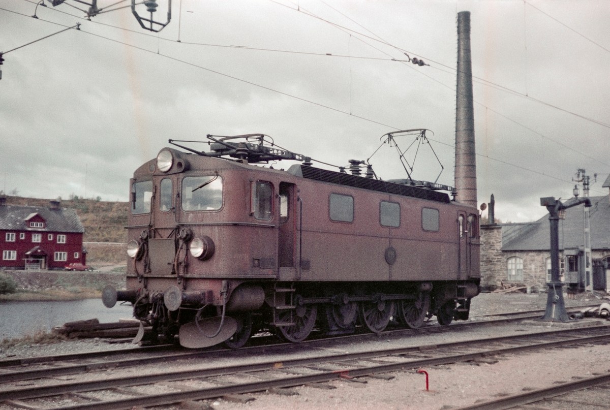 Fra Storlien stasjon i Sverige. Svensk elektrisk lokomotiv type Da nr. 898.