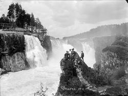 Gruppefoto ved Tinfossen.