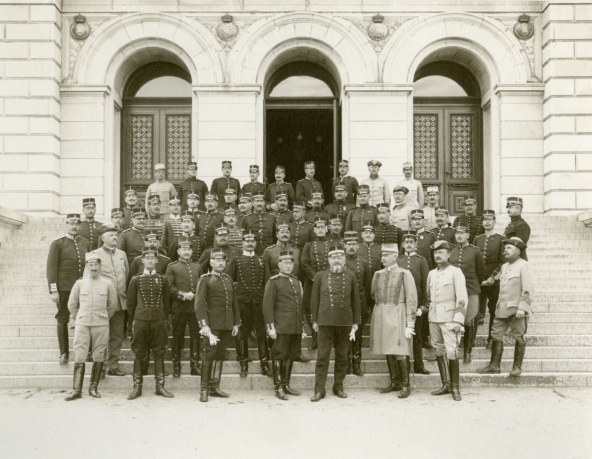 Grupporträtt av officerare vid majorskursen i Uppsala utanför universitetshusets entré 1908.