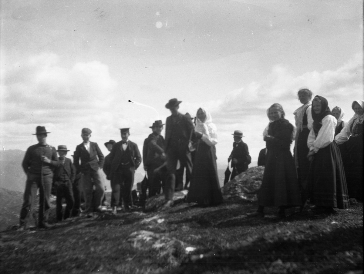 Rikard Berges fotoarkiv. Folk i bunader og klesdrakter fotografert på fjellet, 1905. Bildene er tatt av Johanna Bugge Berge. Bilde nr. 12 ant. Spellemannen Hans Smeland fra Seljord. Bilde nr. 21 ant. 17 mai, Seljord kirke.

Fotografier tatt av Rikard Berge. 642 nummer. Samlingen består av negativer bladfilm. Motivene er ført inn i egen protokoll av Berge. Protokollen har tittel "Bilæt-emne"