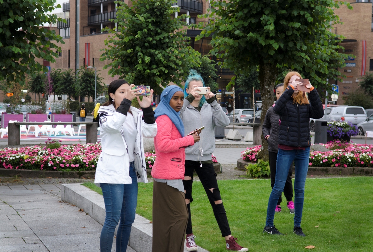 Moi og Salamah skapte et temporært kunstprosjekt sammen med elever i en valgfagsklasse på Ski ungdomsskole. Gjennom de neste ukene skal de se på fargene i byen og landskapet. Kunstnerne ønsket å invitere en gruppe elever til å undersøke Ski gjennom farger. Målet er at de vil se sin hjemby med nye øyne og at vi sammen kan skape nye fortellinger om Ski. Moi inviterte også kunstnar og forfattar Geir Yttervik til å undervise elevane i Josef Albers’ fargelære.