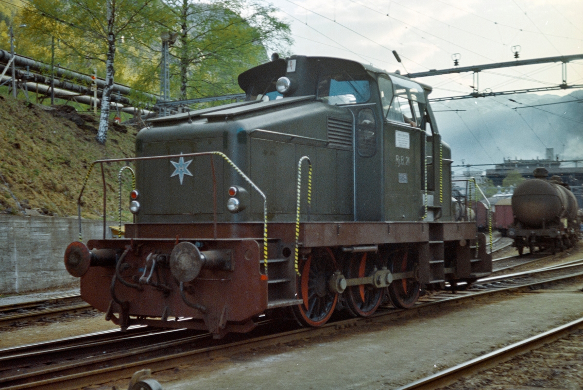 Rjukanbanens dieseldrevne skiftelokomotiv nr. 21 på Rjukan stasjon.