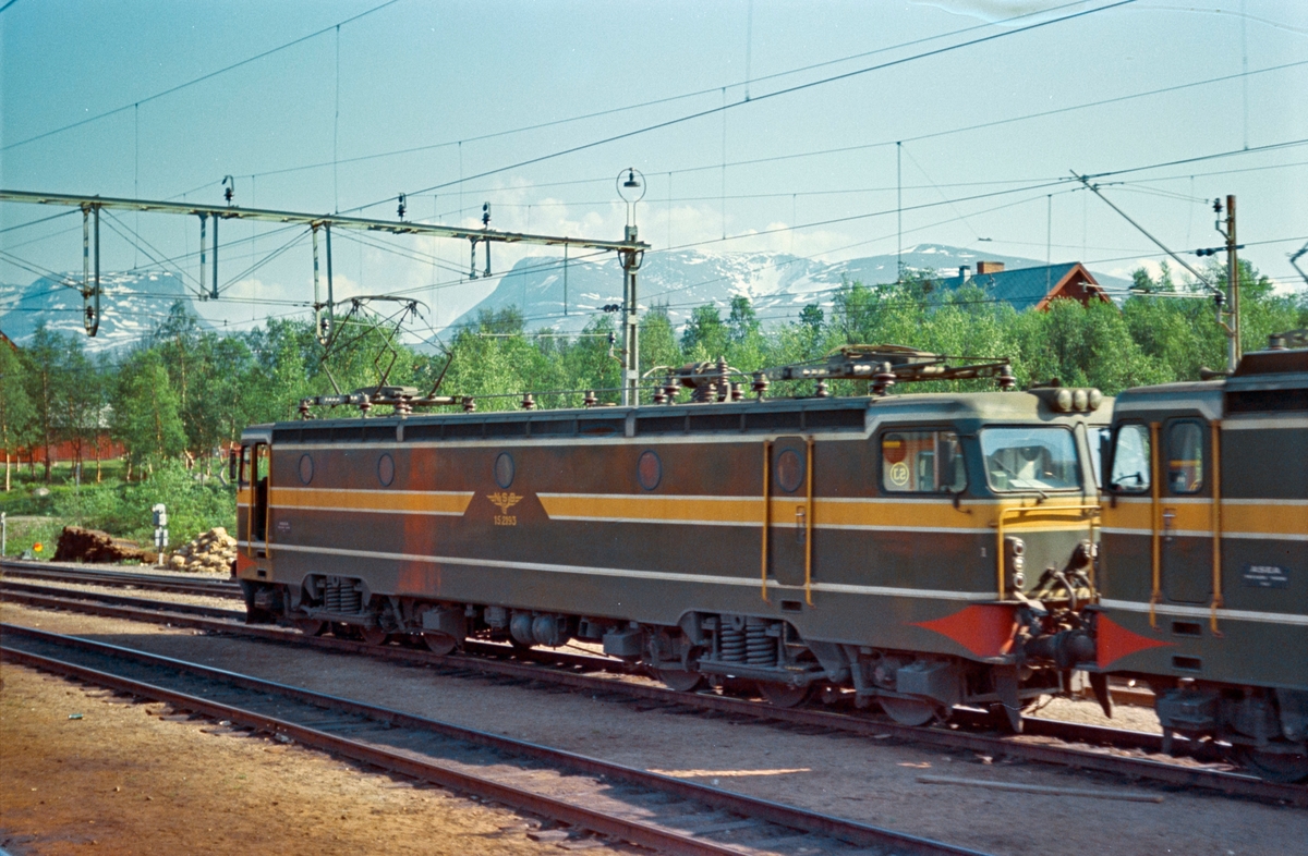 Tog med malmvogner i Vassijaure på Malmbanan mellom Kiruna og Riksgrensen. Toget trekkes av NSBs elektriske lokomotiv type El 15 nr. 2193.