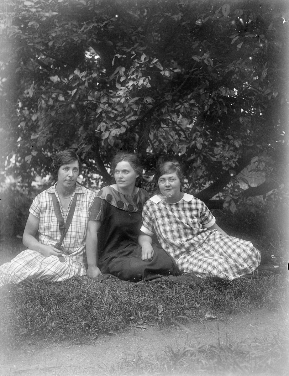 Greta Johanson, Fröslunda, Elsa Alström, Fröslunda och Maja Johanson, Brunnby sitter i trädgården, Altuna socken, Uppland 1926