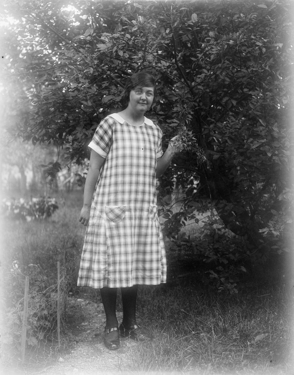 Maja Johanson från Brunnby i trädgården, Altuna socken, Uppland 1926