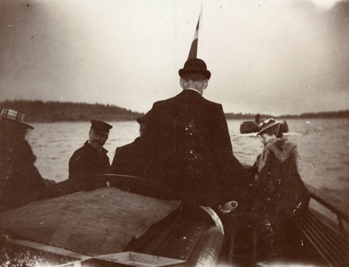 Påväg hem från expeditionen. Ur album: Kabelexpedition Gotland - Dalarö 1898.