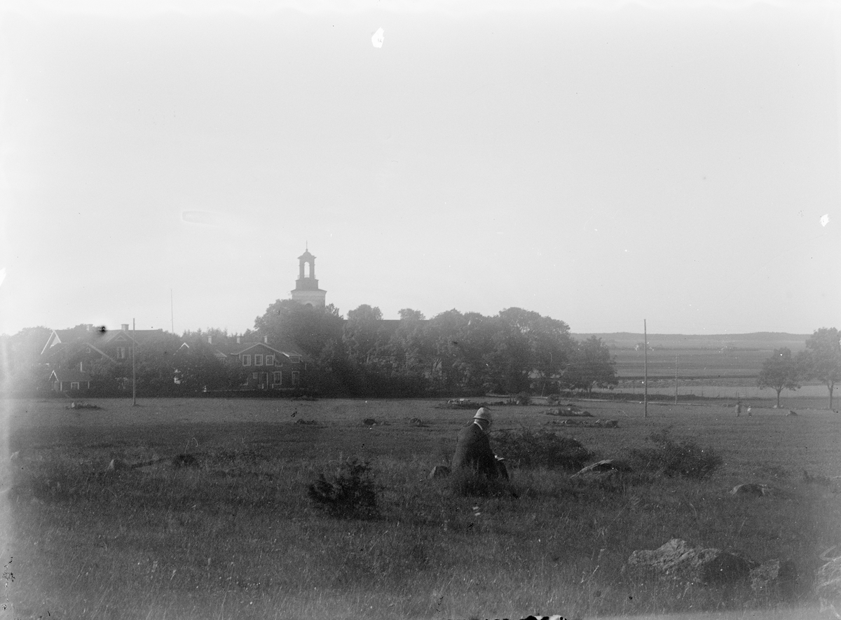 Landskapsvy med Frösthults by och kyrka, Frösthults socken, Uppland 1925