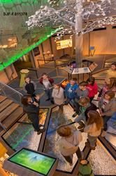 Lise Cats Myhre (til venstre, framfor trappa), som er biolog