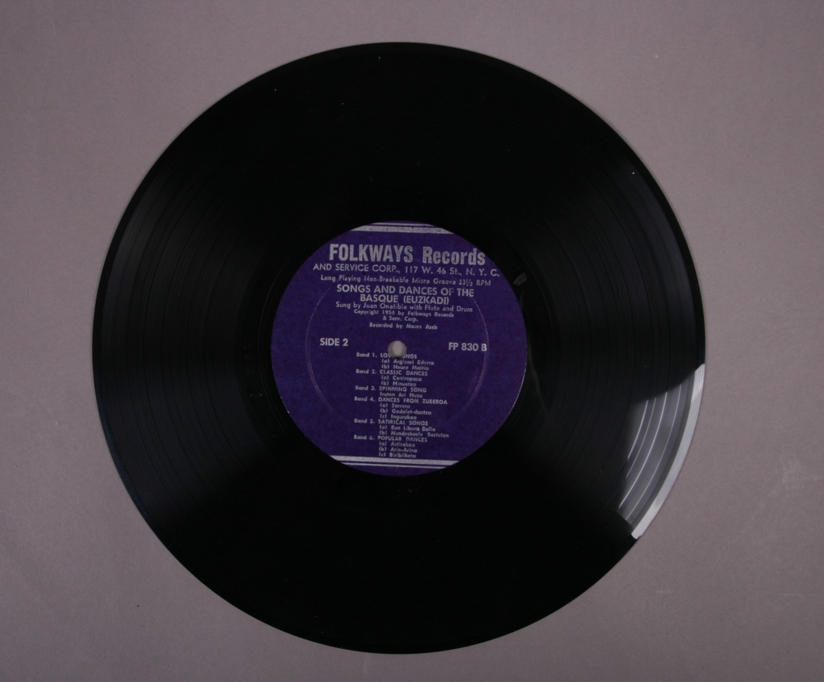 Grammofonplate i svart vinyl og plateomslag i tykk papp. Inneholder et hefte med sangtekster og beskrivelse av musikken. Plata ligger i en plastlomme.