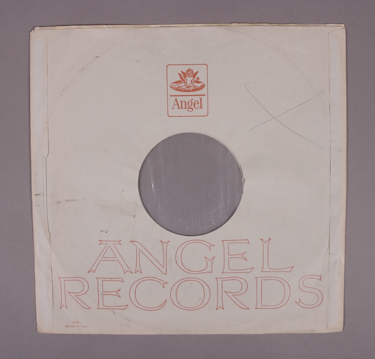 Grammofonplate i svart vinyl og plateomslag av papir. Plata ligger i en uoriginal papirlomme stemplet "Angel Records".