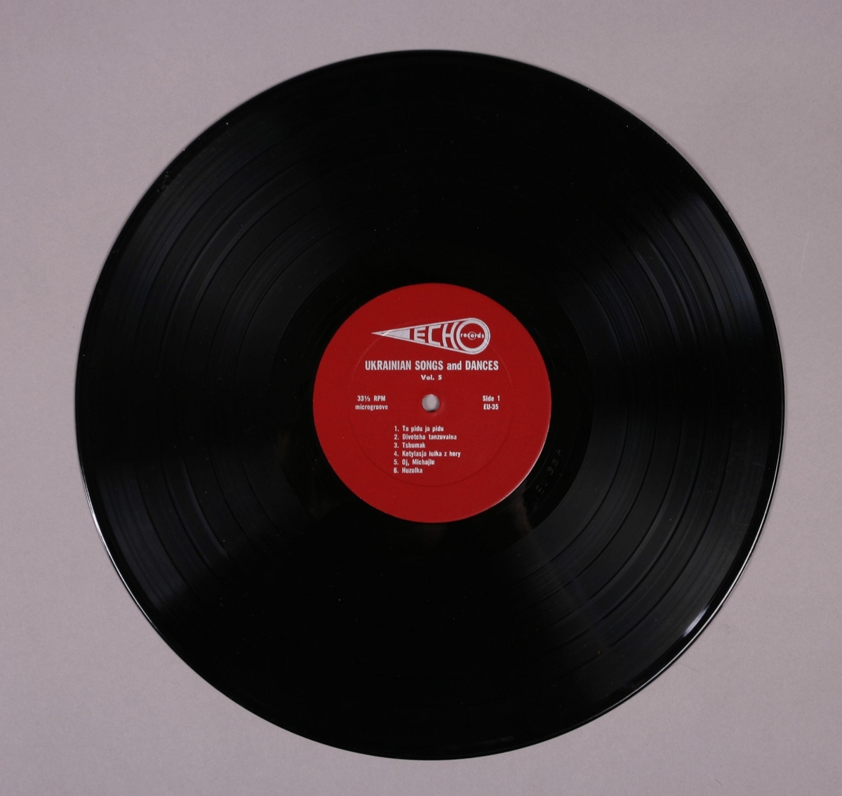 Grammofonplate i svart vinyl. Plata ligger i en uoriginal papirlomme med plastfôr, stemplet "Angel Records".