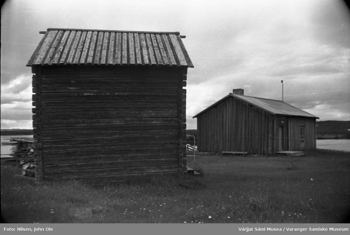 Uthus og Laestadii Pörte (Læstadius' røykstue) i Karesuando, Sverige. Elva i bakgrunnen. 16. juli 1967.