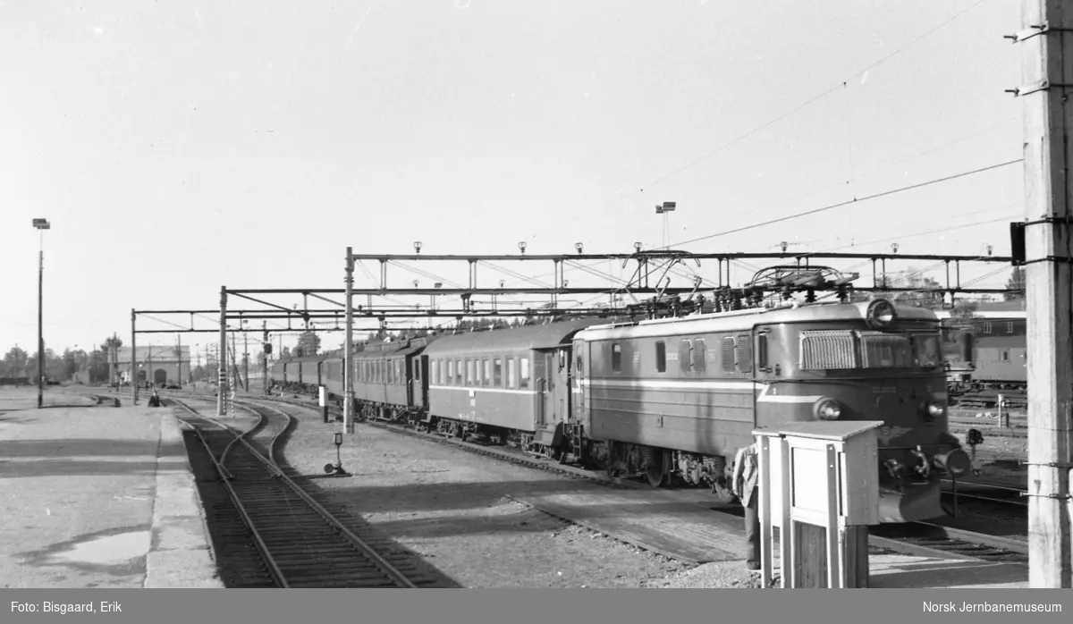 Elektrisk lokomotiv El 13 2132 med persontog "Ormen Lange", et pendlertog fra Moss til Oslo på Ski s