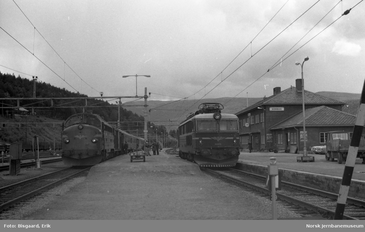 Dombås stasjon med persontog til Åndalsnes i spor 2 og et El 14-lokomotiv i spor 1